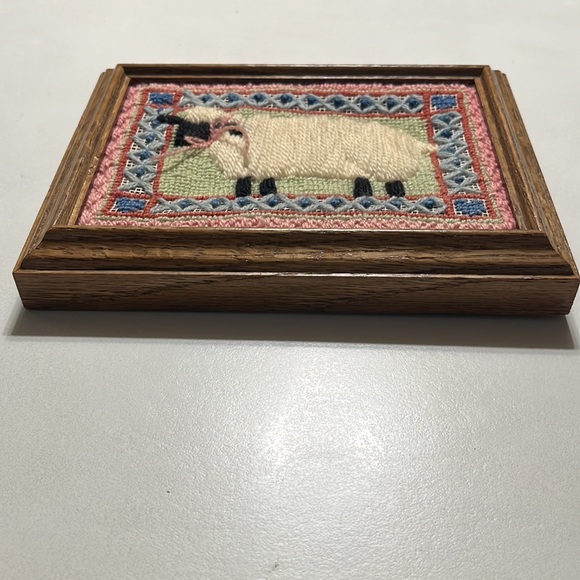 Vintage hand-stitched needlework Sheep in 6 x 8 oak frame - Picture 2 of 4